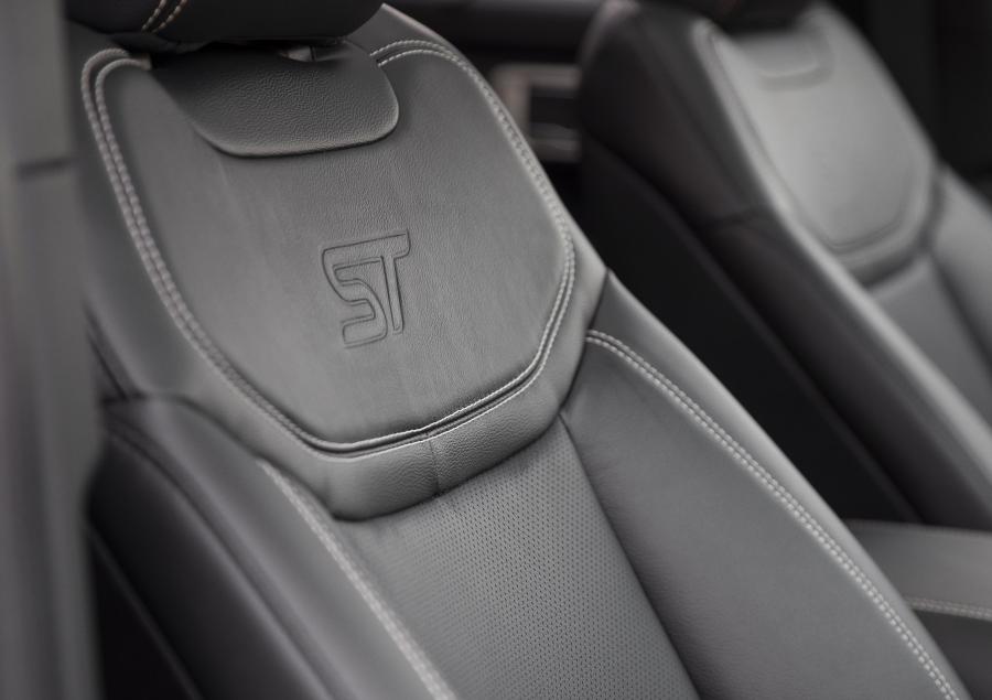 Детали интерьера Ford Explorer ST 2019 года  (фото 17 из 21)